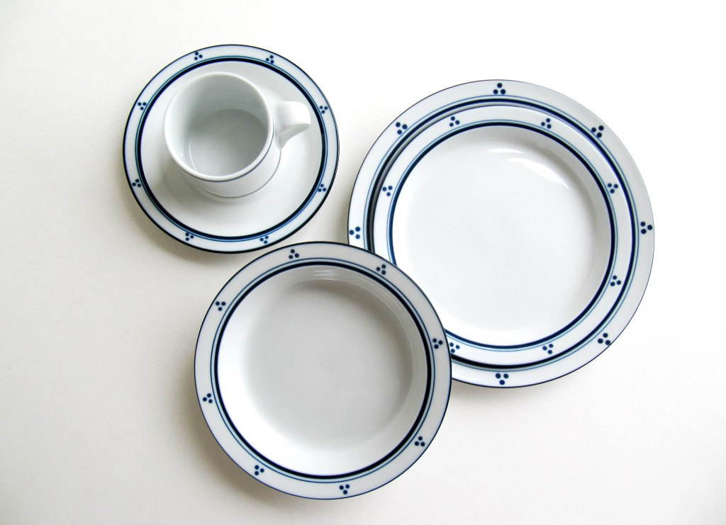Dansk Bistro Plates. AmazonBasics 16-Piece Cafe Stripe Dinnerware Set